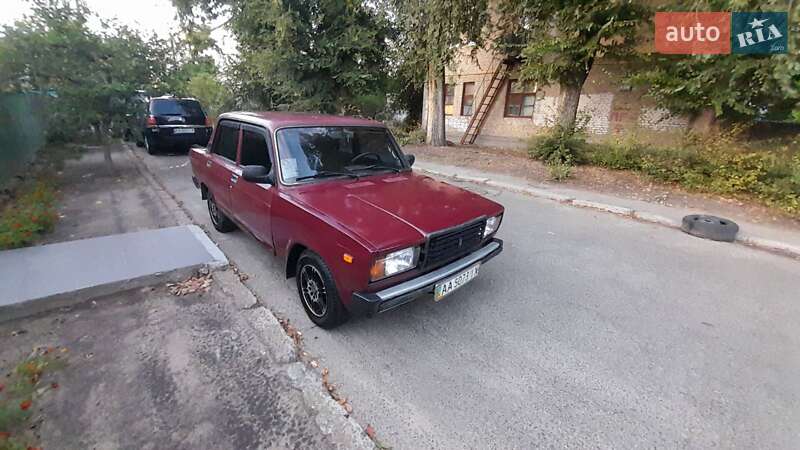Седан ВАЗ / Lada 2107 2004 в Киеве