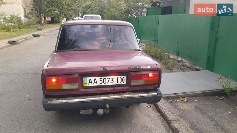Седан ВАЗ / Lada 2107 2004 в Киеве