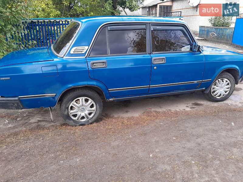 Седан ВАЗ / Lada 2107 1991 в Ромнах