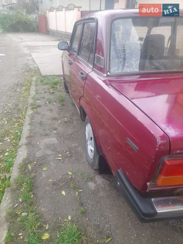 Седан ВАЗ / Lada 2107 2002 в Чернівцях