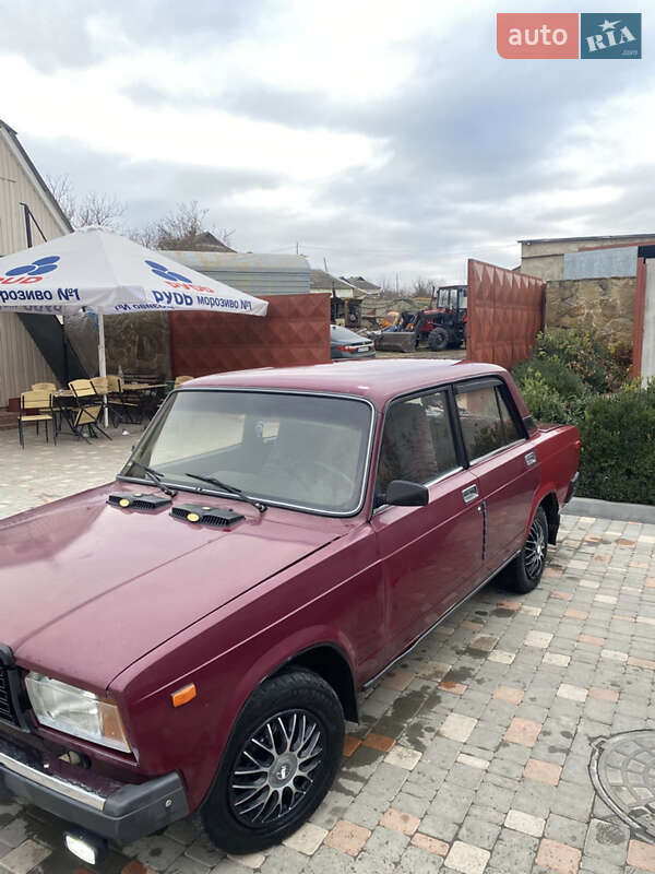 Седан ВАЗ / Lada 2107 2002 в Могилев-Подольске
