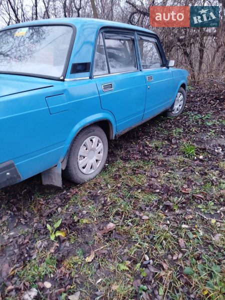 Седан ВАЗ / Lada 2107 2004 в Градижске