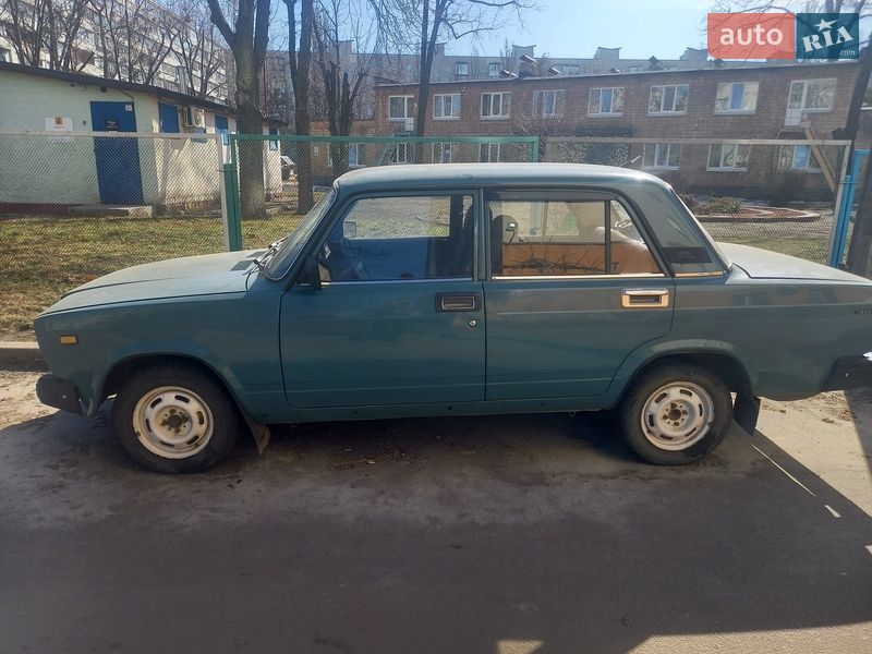 Седан ВАЗ / Lada 2107 2004 в Киеве