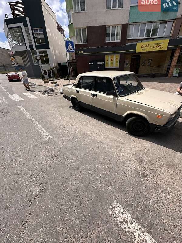 Седан ВАЗ / Lada 2107 1988 в Киеве
