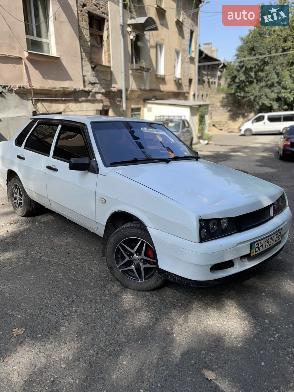 Зроблений повний ремонт двигуна, пофарбована , знешумлега, замінена торпеда з ВАЗ 2115 бампера тюнінг новий генератор днище поварено скло підйомник , гаражне зберігання всі питання по телефону розташування район центрального автовокзалу 
Гарний торг при зустрічі 