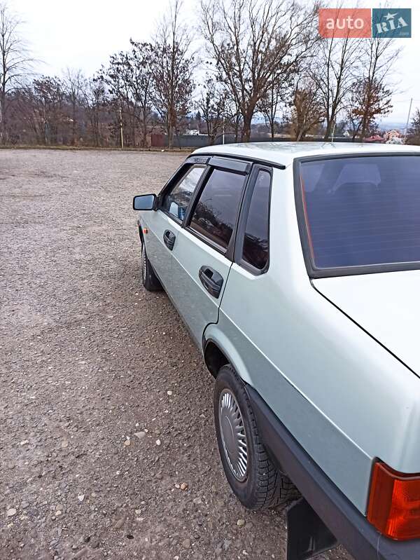 Седан ВАЗ / Lada 21099 2001 в Ужгороде