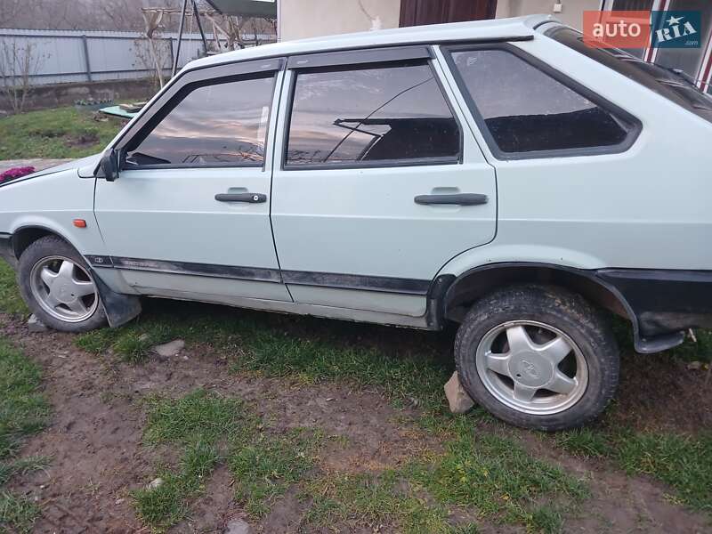 Хэтчбек ВАЗ / Lada 2109 2002 в Ивано-Франковске