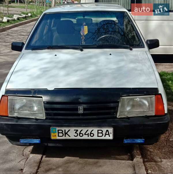 Хэтчбек ВАЗ 2109 2000 в 