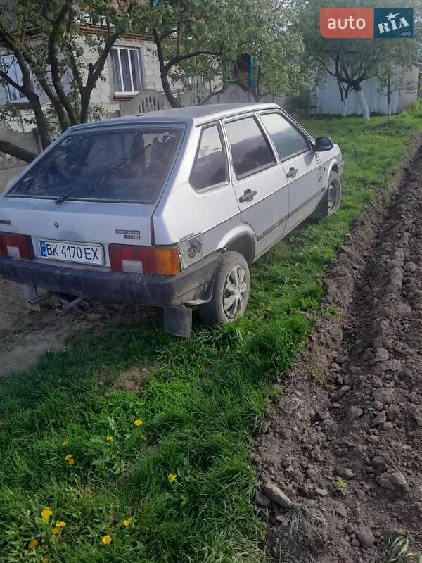 Хэтчбек ВАЗ / Lada 2109 2001 в Остроге