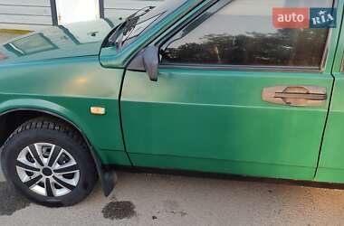Хэтчбек ВАЗ 2109 2000 в 