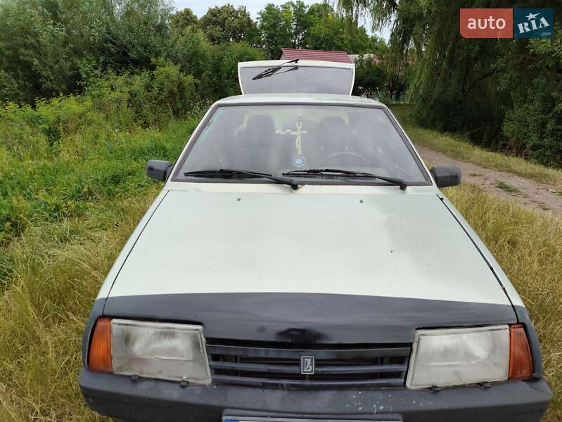 Хэтчбек ВАЗ / Lada 2109 2000 в Львове