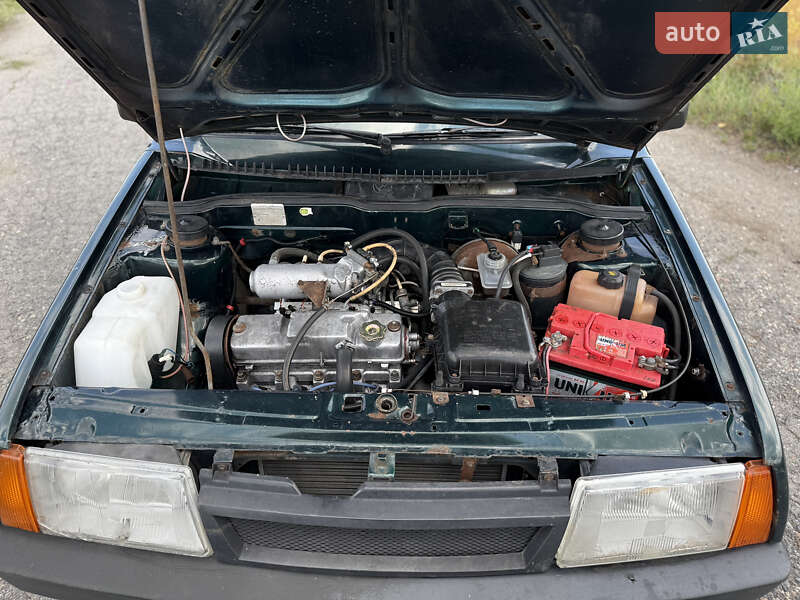 Хэтчбек ВАЗ / Lada 2109 2004 в Александровке