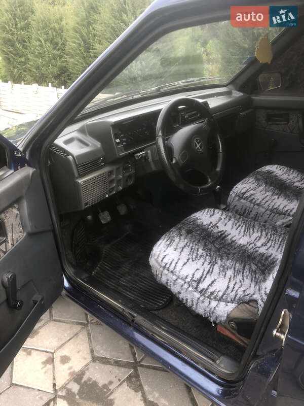 Хэтчбек ВАЗ / Lada 2109 2004 в Остроге