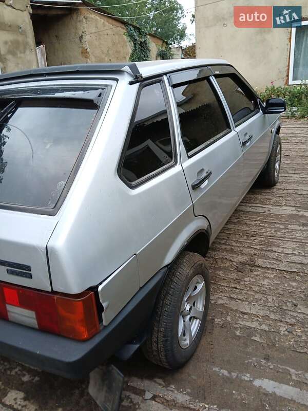 Хэтчбек ВАЗ / Lada 2109 2001 в Белгороде-Днестровском фото 4 Хэтчбек ВАЗ / Lada 2109 2001 в Белгороде-Днестровском