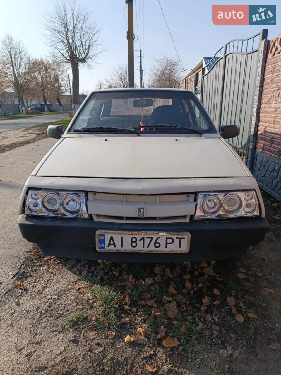 продам ваз 2109 . ГБО вписане в техпаспорт, їде бадьоро що на бензині що на газу. Авто було переварено та пофарбовано вокруг в цьому році. Склопідйомники стоять електро, центральний замок. Тільки переоформлення. Розумний торг біля капота...