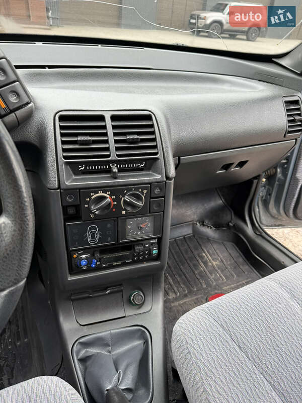 Седан ВАЗ / Lada 2110 2002 в Сарнах