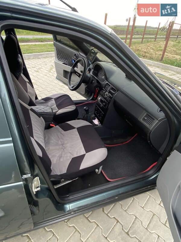 Хэтчбек ВАЗ / Lada 2172 Priora 2011 в Красилове