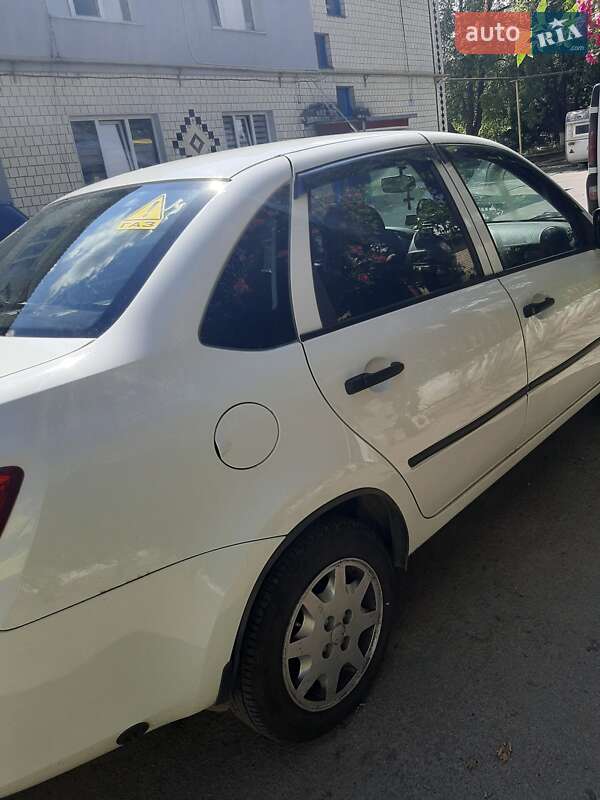 Седан ВАЗ / Lada 2190 Granta 2015 в Остроге