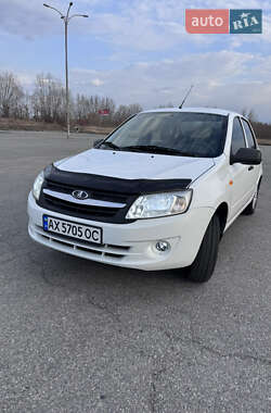 Седан ВАЗ 2190 Granta 2013 в 