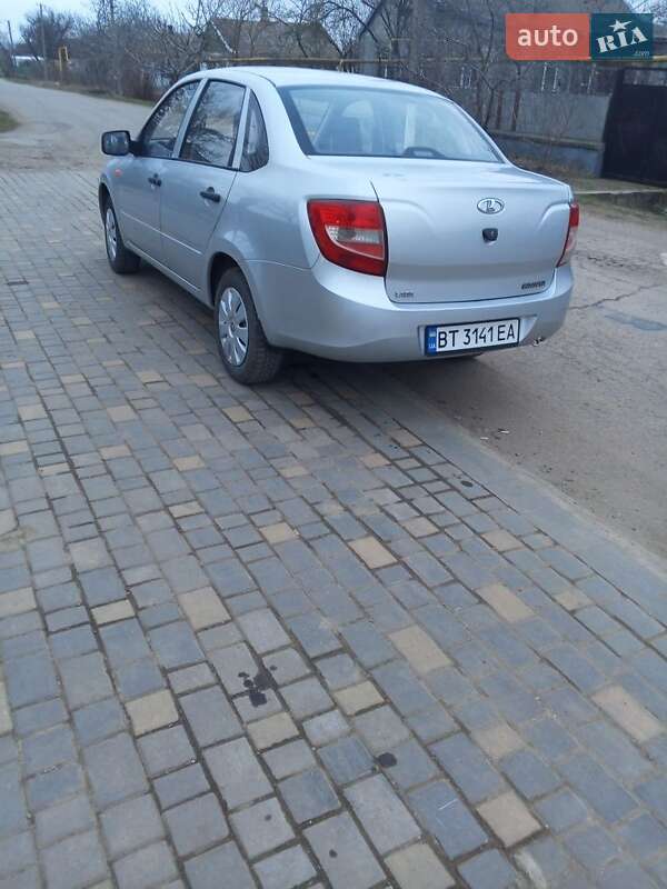 Седан ВАЗ 2190 Granta 2013 в 