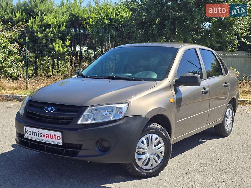 Седан ВАЗ 2190 Granta 2015 в 
