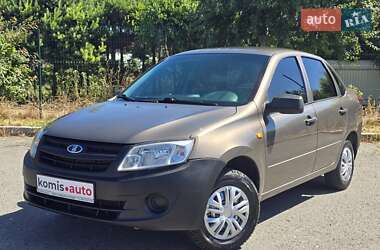 Седан ВАЗ 2190 Granta 2015 в 