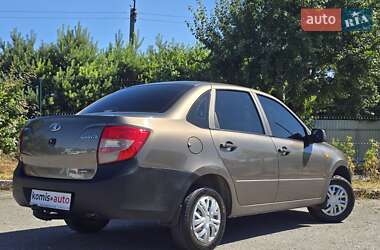 Седан ВАЗ 2190 Granta 2015 в 