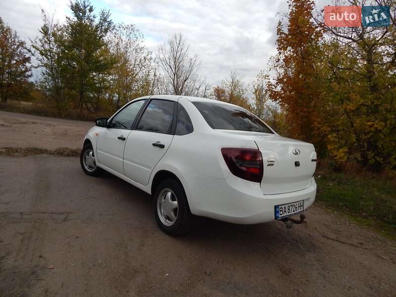 Седан ВАЗ / Lada 2190 Granta 2016 в Александрие