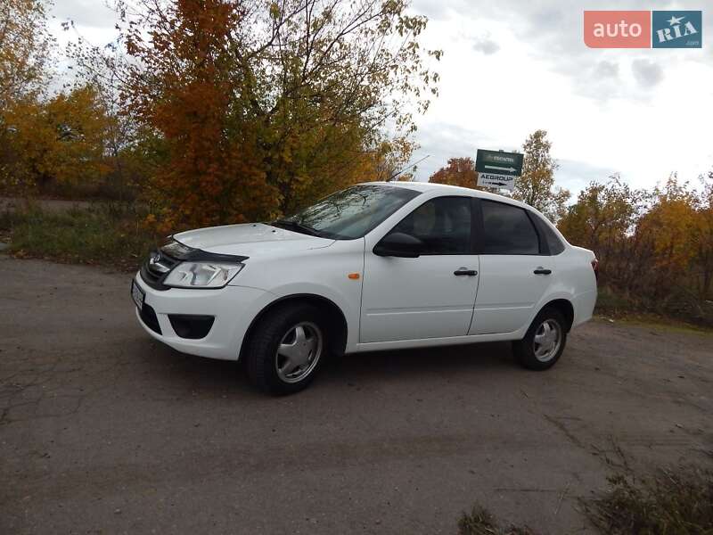 Седан ВАЗ / Lada 2190 Granta 2016 в Александрие