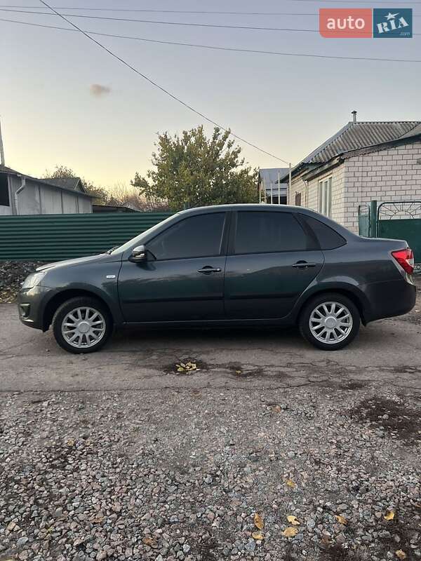 Седан ВАЗ / Lada 2190 Granta 2015 в Кобеляках