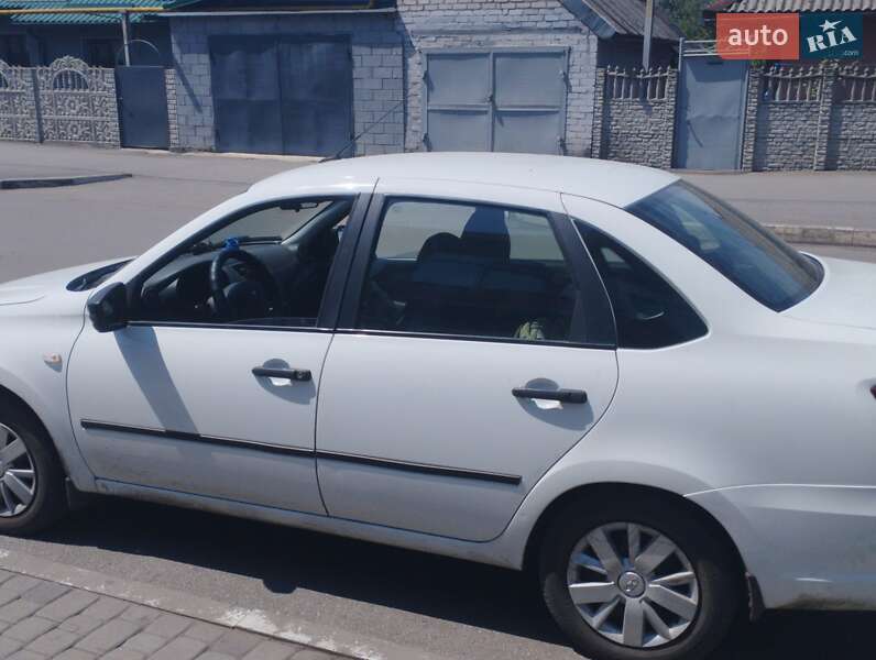 Седан ВАЗ / Lada 2190 Granta 2018 в Першотравенську