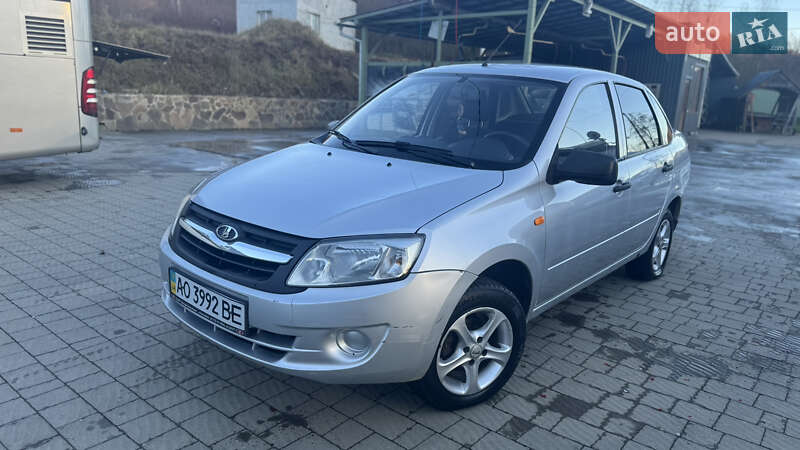 Седан ВАЗ / Lada 2190 Granta 2013 в Иршаве