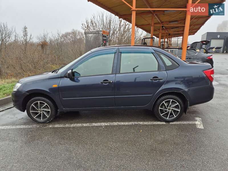 Седан ВАЗ / Lada 2190 Granta 2013 в Харькове