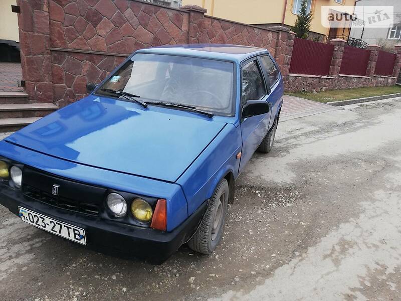 Автомобиль истра 1988