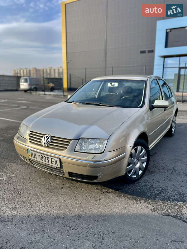 Седан Volkswagen Bora 2004 в Киеве