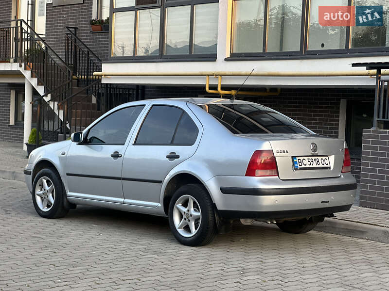 Седан Volkswagen Bora 2003 в Жовкві
