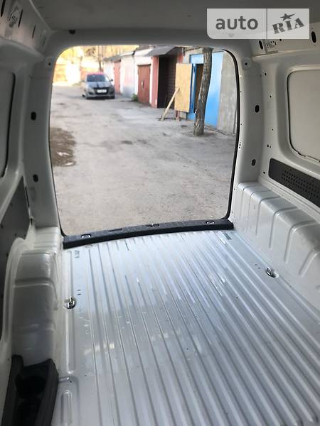 Вантажопасажирський фургон Volkswagen Caddy 2012 в Запоріжжі