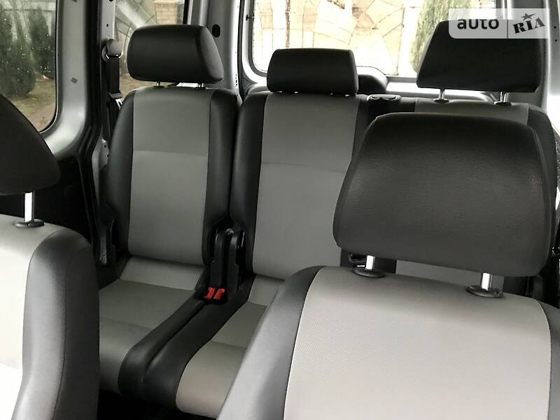 Вантажопасажирський фургон Volkswagen Caddy 2012 в Чернівцях