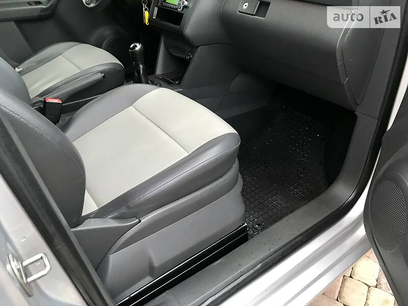 Вантажопасажирський фургон Volkswagen Caddy 2012 в Чернівцях