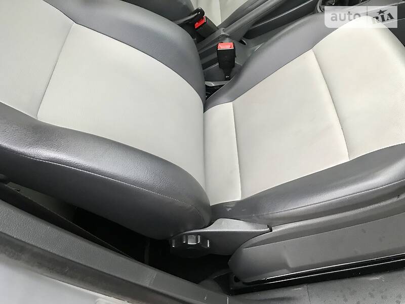 Вантажопасажирський фургон Volkswagen Caddy 2012 в Чернівцях