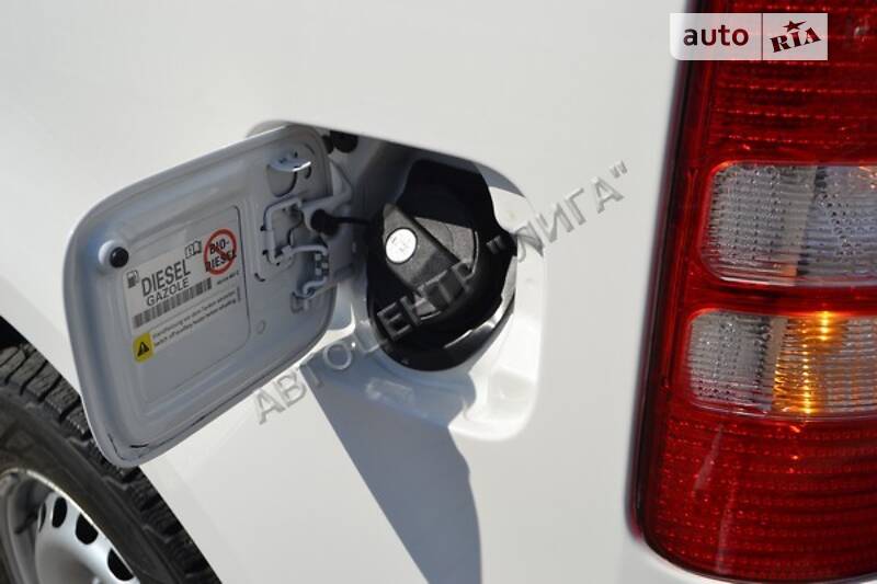 Вантажопасажирський фургон Volkswagen Caddy 2015 в Хмельницькому