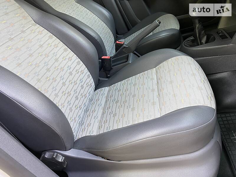 Вантажопасажирський фургон Volkswagen Caddy 2011 в Дніпрі