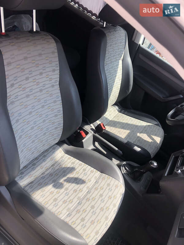 Минивэн Volkswagen Caddy 2013 в Остроге