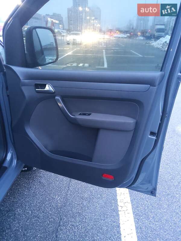 Мінівен Volkswagen Caddy 2013 в Києві