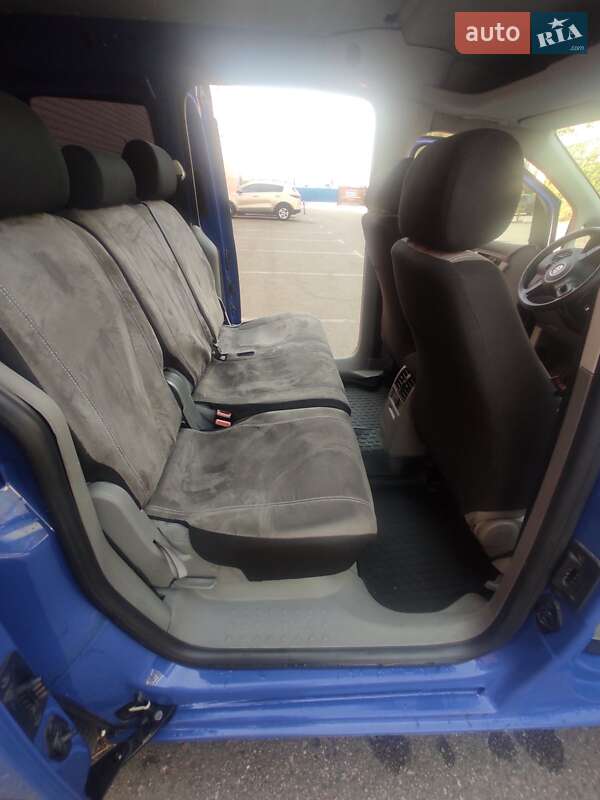 Минивэн Volkswagen Caddy 2011 в Киеве