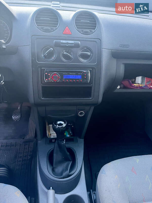 Грузовой фургон Volkswagen Caddy 2009 в Чернигове