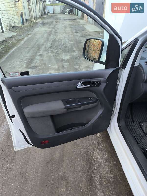 Мінівен Volkswagen Caddy 2012 в Києві