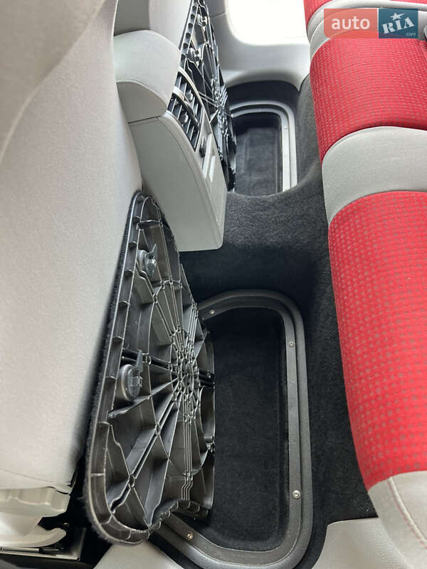 Минивэн Volkswagen Caddy 2010 в Житомире