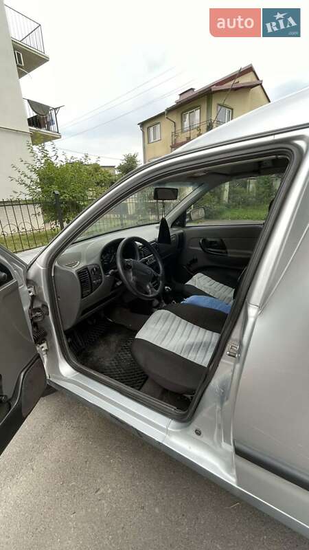 Минивэн Volkswagen Caddy 2002 в Нововолынске