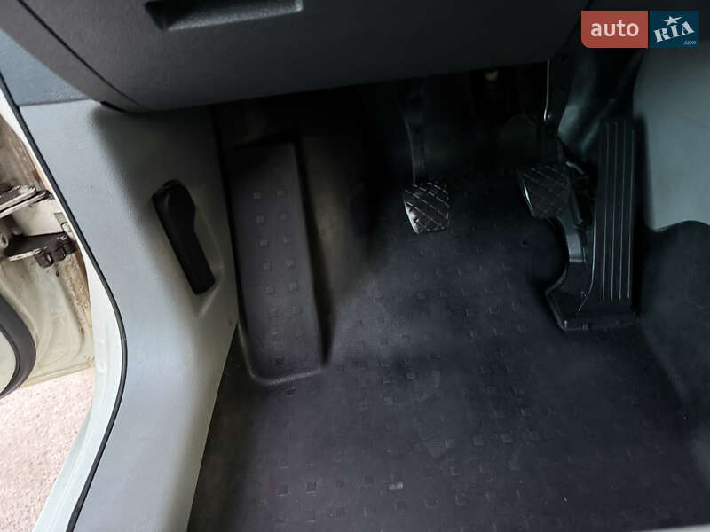 Вантажопасажирський фургон Volkswagen Caddy 2007 в Києві